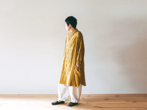 柄二重織シャトルジャガード／ロングシャツ 004／マスタード（ユニセックス）／HUIS